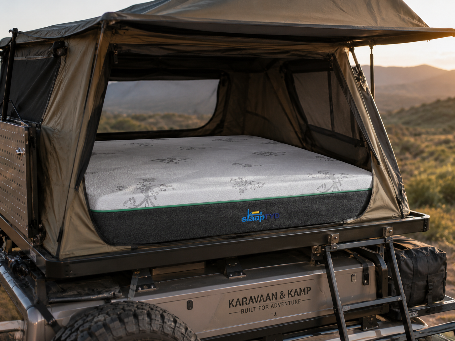 Slaaptyd Karavaan en Kamp Matras in 'n safari-tentwa met bosveld-uitsig en skaellantaarn