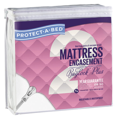 Protect-A-Bed Buglock Plus matrasbeskermer in deursigtige ritssakverpakking vir driekwartbed, wit verpakking met pienk etiket en ritssluiter-omhulsel.