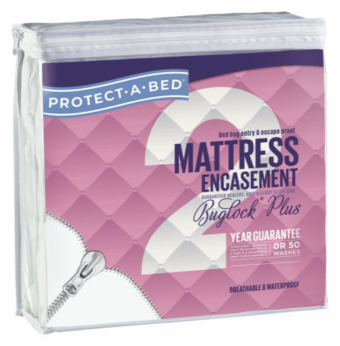Protect-A-Bed Buglock Plus matrasbeskermer in deursigtige ritssakverpakking vir enkelbed, wit verpakking met pienk etiket en ritssluiter-omhulsel.
