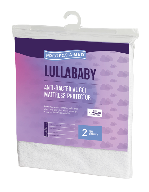 Protect-A-Bed Lullababy bababed-matrasbeskermer in verpakking met hanger, antibakteriese en waterdigte matrasbeskermer vir ’n bababed met 2 jaar waarborg.