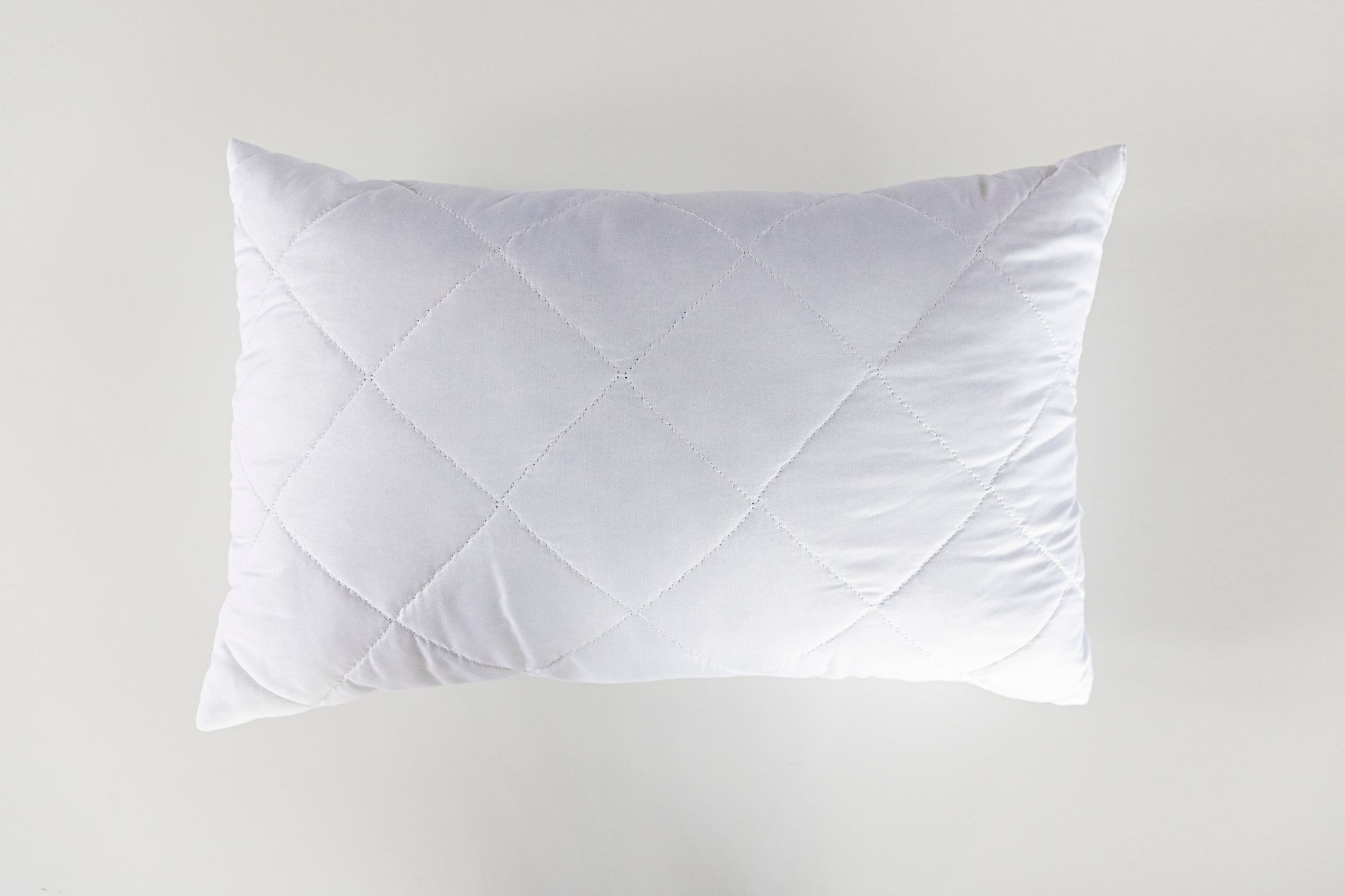 Gegranuleerde Chip Latex Kussing in wit met gewatteerde quiltpatroon, volledig vooraansig