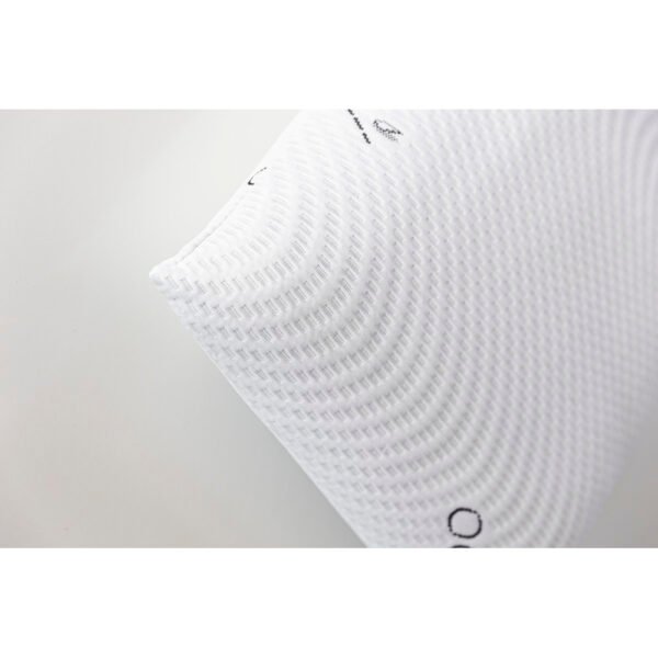 SlaapTyd Klassieke Memory Foam Kussing in wit, met 'n Aloe Vera-behandelde oortreksel, wat ergonomiese nekondersteuning bied.